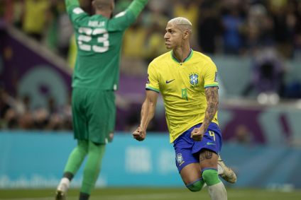 Richarlison corre para comemorar gol do Brasil contra a Sérvia pela Copa do Mundo no Catar