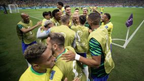 Seleção Brasileira comemora gol de Richarlison contra a Sérvia em jogo pela Copa do Mundo no Catar