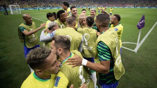 Seleção Brasileira comemora gol de Richarlison contra a Sérvia em jogo pela Copa do Mundo no Catar