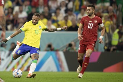 Neymar chuta bola sob os olhares de Tadic em jogo do Brasil contra a Sérvia pela Copa do Mundo no Catar