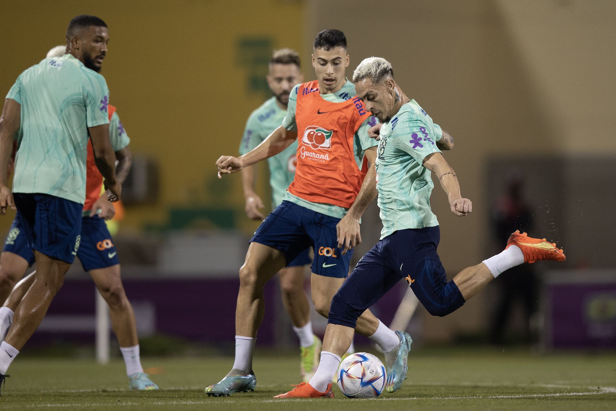 Antony chuta a bola em treino da Seleção Brasileira em Doha, no Catar