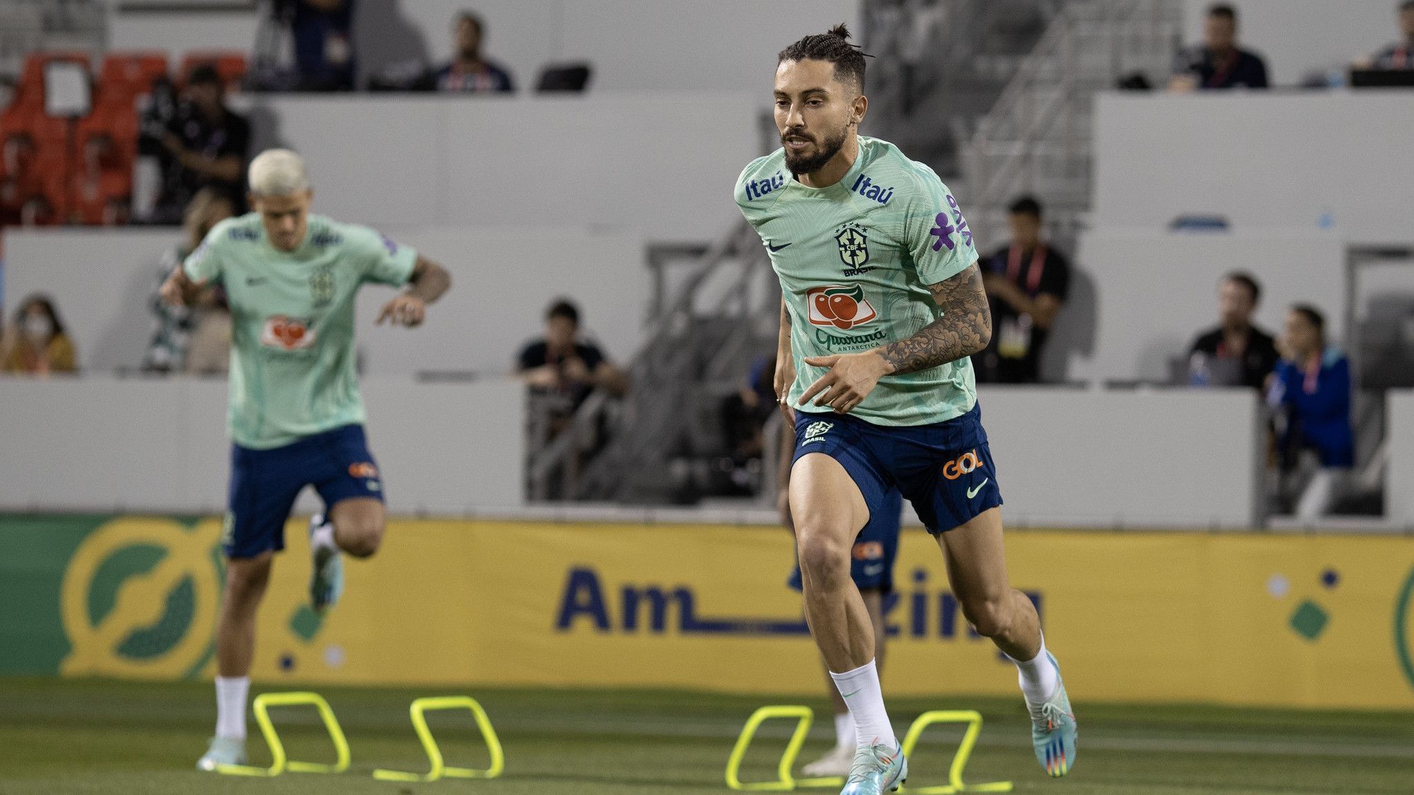 Alex Telles em treino da Seleção Brasileira em Doha, no Catar