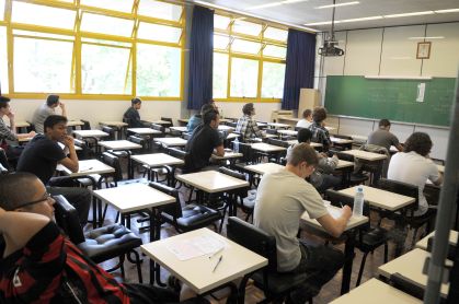 Estudantes fazem a prova do Enem em escola no Paraná
