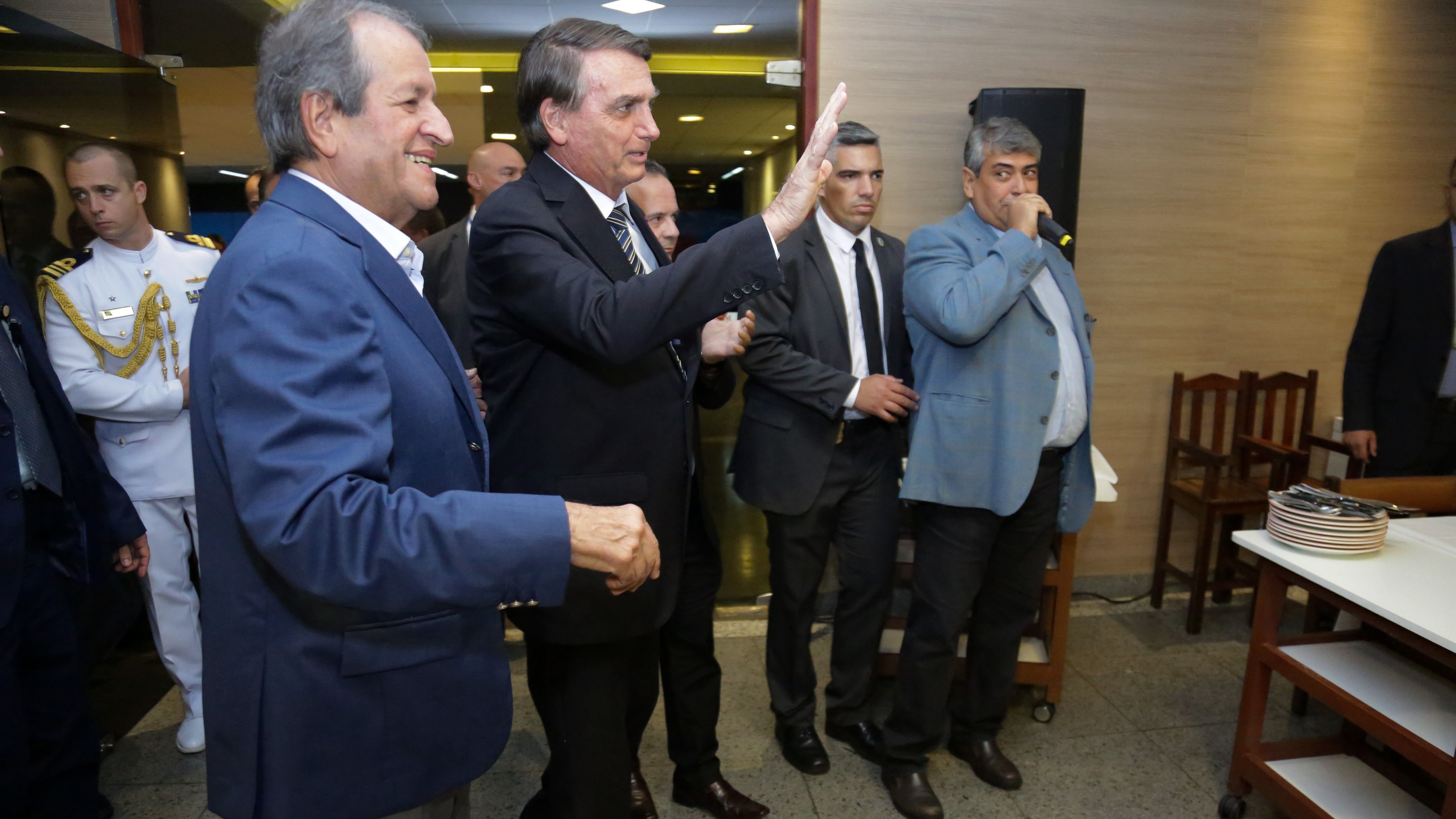 Valdemar Costa Neto e o presidente Jair Bolsonaro (PL) chegam para jantar do Partido Liberal na noite desta terça-feira (29)
