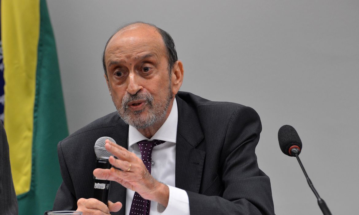 O ministro aposentado do STJ, Gilson Langaro Dipp, em audiência na Câmara