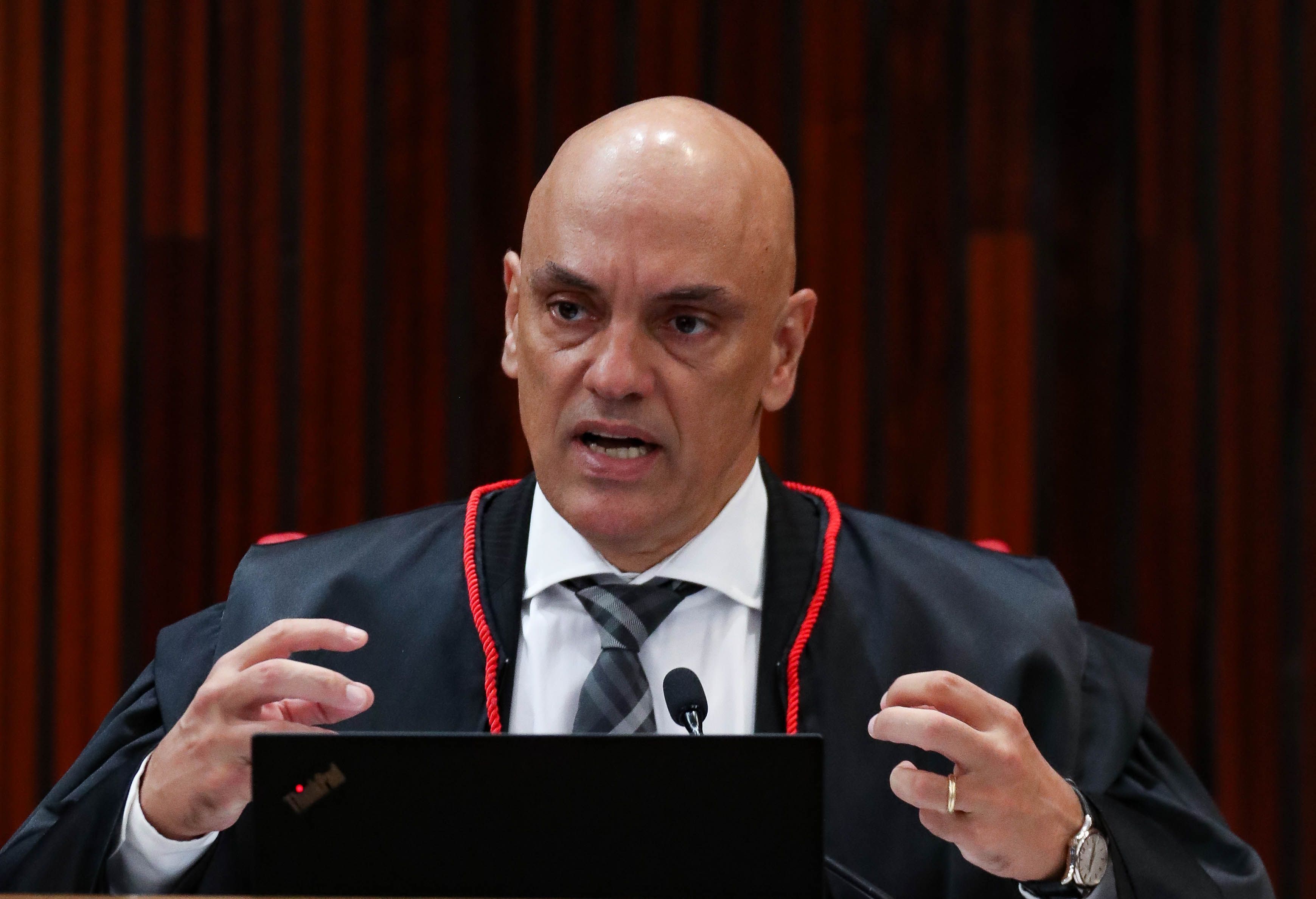 Ministro Alexandre de Moraes comanda última sessão plenária do TSE antes do sendo turno