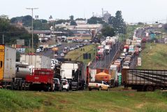 Caminhoneiros bloqueiam a Rodovia Chico Xavier, trecho da BR-050 no município de Uberaba (MG)