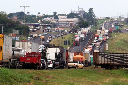 Caminhoneiros bloqueiam a Rodovia Chico Xavier, trecho da BR-050 no município de Uberaba (MG)