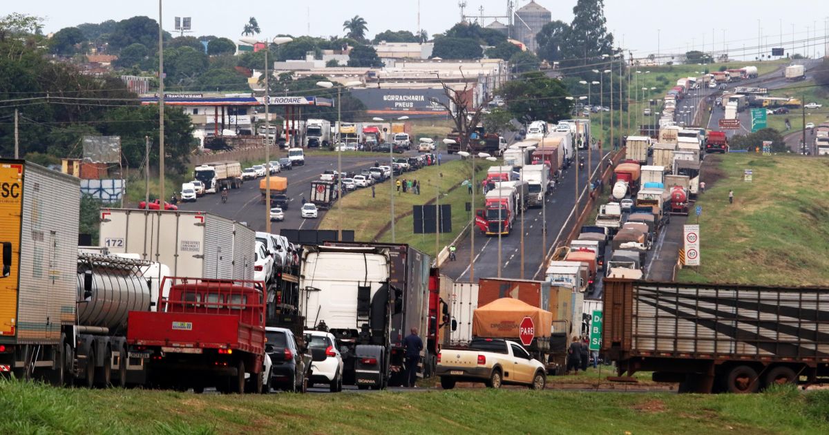 Paralisação dos caminhoneiros: relembre últimas greves e como acabaram
