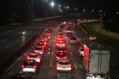 Trânsito de veículos no sentido interior da Rodovia Raposo Tavares, na altura do km 22 (bairro Granja Viana), em Cotia, após o bloqueio de faixas da rodovia por manifestantes apoiadores do presidente Jair Bolsonaro (PL).