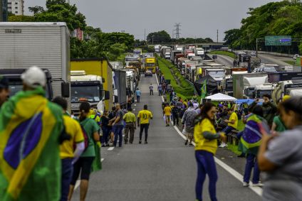 Bloqueio de caminhoneiros na rodovia Presidente Dutra, na altura de São José dos Campos (SP)