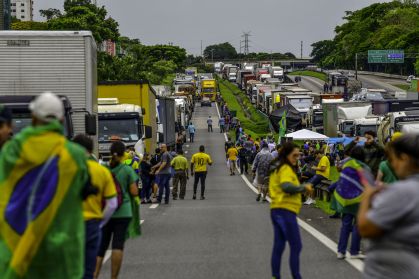 Bloqueio de caminhoneiros na rodovia Presidente Dutra, na altura de São José dos Campos (SP)