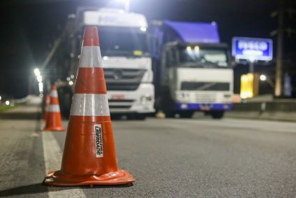 Manifestação de Caminhoneiros fecham a rodovia BR-101 em Palhoça/SC