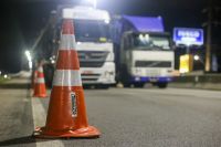 Caminhoneiros avaliam medidas do governo e mantêm ameaça de greve