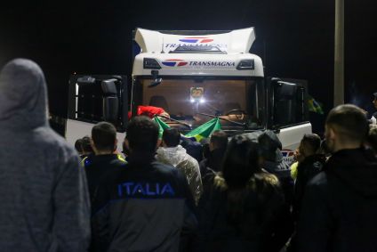 Caminhoneiro tenta furar bloqueio mas é impedido por manifestantes na rodovia BR-101 em Palhoça/SC.