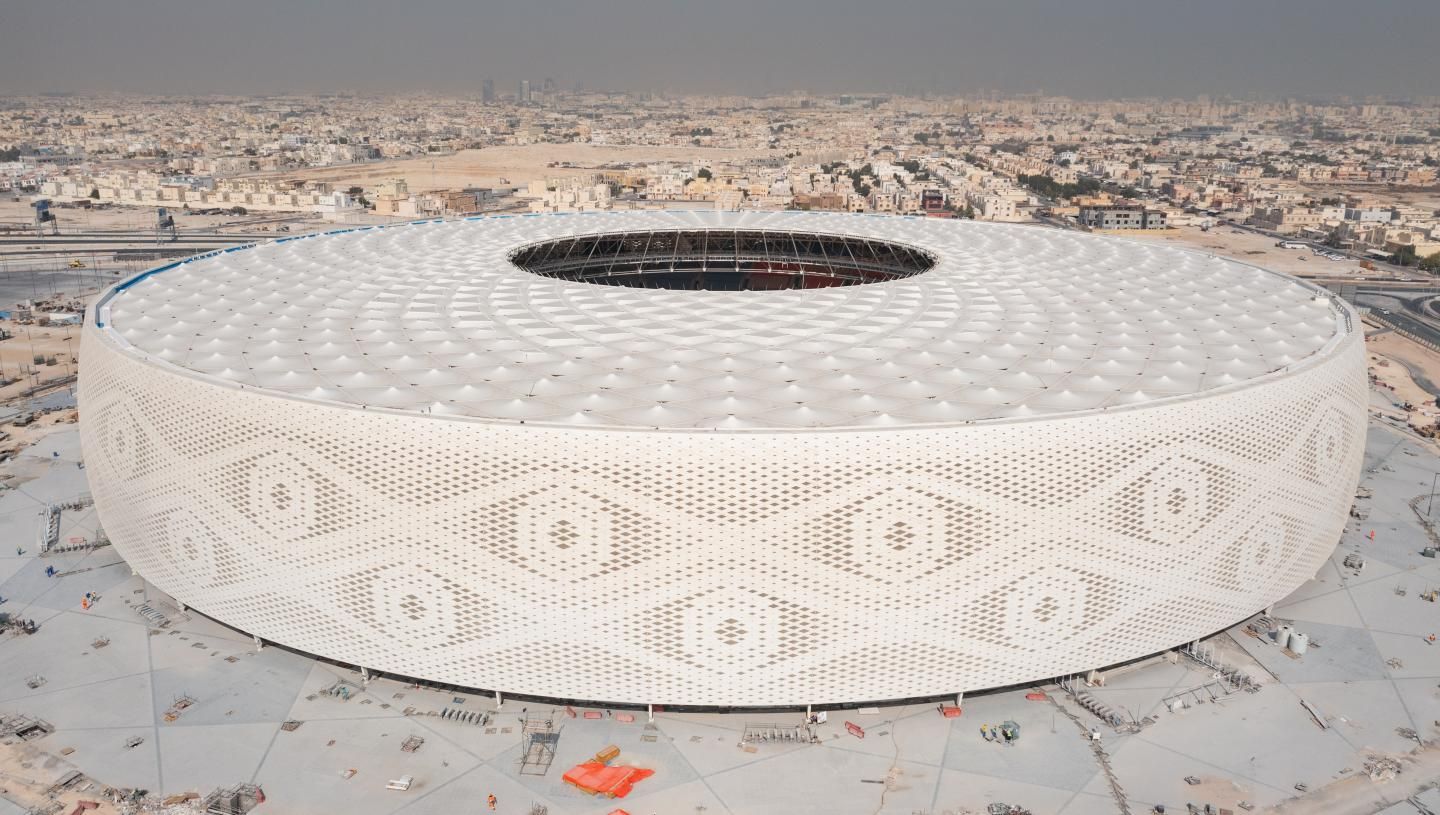 O estádio Al Thumana foi inspirado na “gahfiya” – uma touca tradicionalmente usada pelos homens árabes. / Divulgação