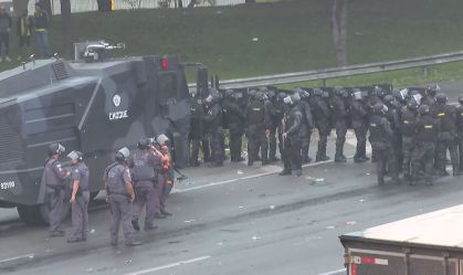 Tropa de Choque dispersa manifestantes para desbloquear rodovia Castello Branco em SP