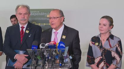 Aloizio Mercadante (PT), o vice-presidente eleito, Geraldo Alckmin (PSB), e a deputada federal pelo Paraná e presidente do PT, Gleisi Hoffmann