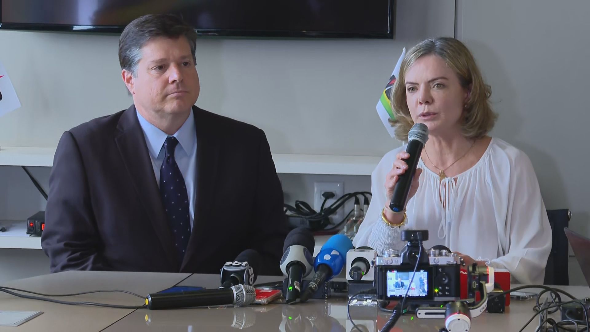 Gleisi Hoffmann e Baleia Rossi, presidentes de PT e MDB, em coletiva