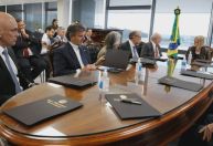 A ministros do STF, Lula diz que vai trabalhar para diminuir judicialização da política