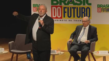 Presidente eleito, Lula (PT) fala durante reunião com parlamentares no CCBB, em Brasília