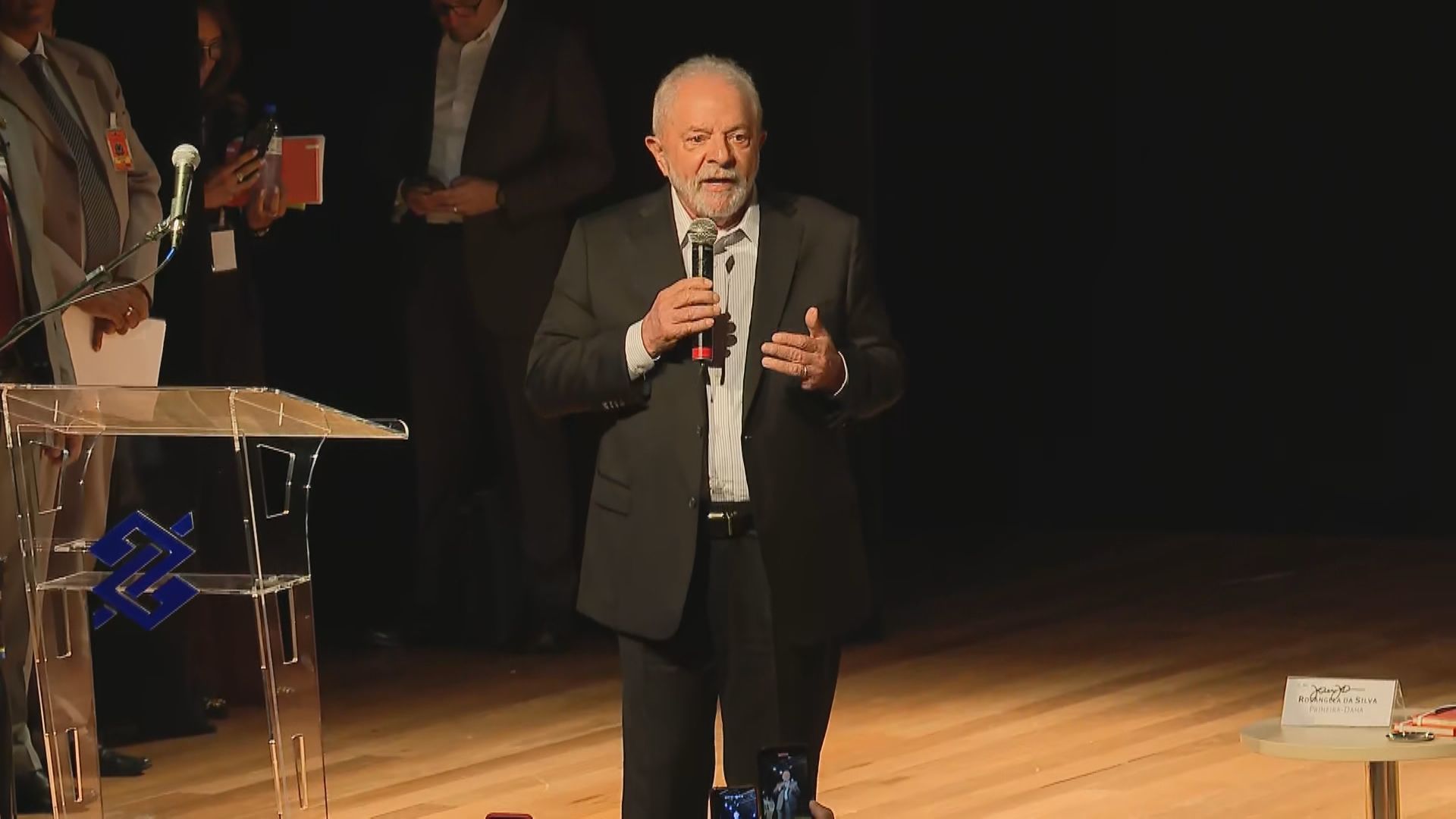 Presidente eleito, Lula (PT) fala durante reunião com parlamentares no CCBB, em Brasília