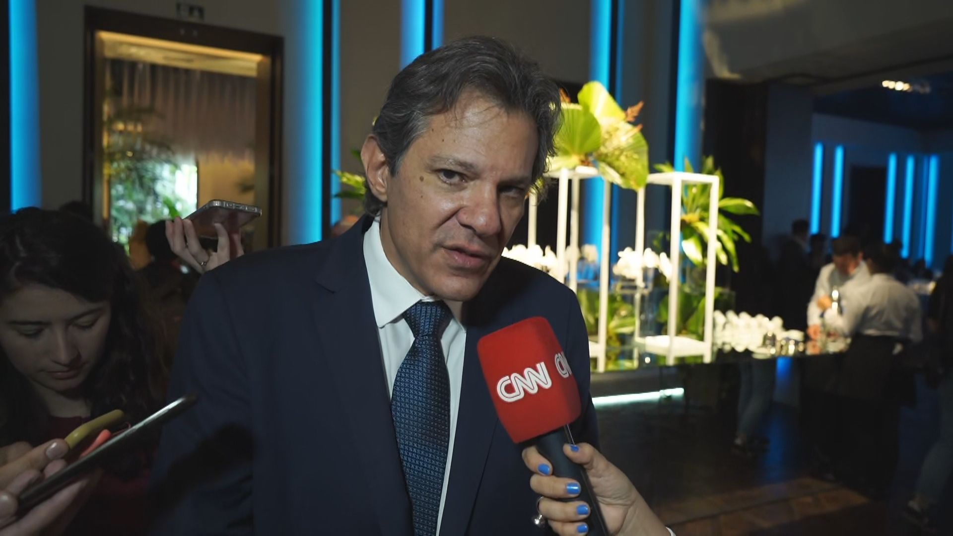 O ex-ministro Fernando Haddad (PT) fala à CNN após evento da Febraban