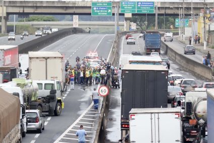Um grupo de apoiadores do presidente e candidato derrotado à reeleição, Jair Bolsonaro (PL), interdita com ajuda de caminhoneiros trecho do km 104 da Rodovia Anhanguera (SP-330), perto de Campinas (SP)