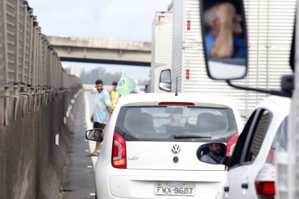 Um grupo de apoiadores do presidente e candidato derrotado à reeleição, Jair Bolsonaro (PL), interdita com ajuda de caminhoneiros trecho do km 104 da Rodovia Anhanguera (SP-330), perto de Campinas (SP)