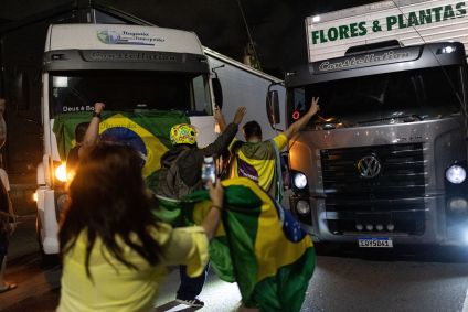 Um grupo de apoiadores do presidente e candidato derrotado à reeleição, Jair Bolsonaro (PL), interdita duas faixas da rodovia Raposo Tavares, na altura do km 21, em Cotia, no sentido São Paulo