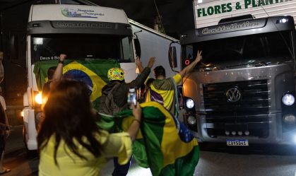Um grupo de apoiadores do presidente e candidato derrotado à reeleição, Jair Bolsonaro (PL), interdita duas faixas da rodovia Raposo Tavares, na altura do km 21, em Cotia, no sentido São Paulo