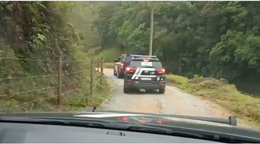 Viaturas da Polícia Civil a caminho de local onde havia encontros de cunho neonazista