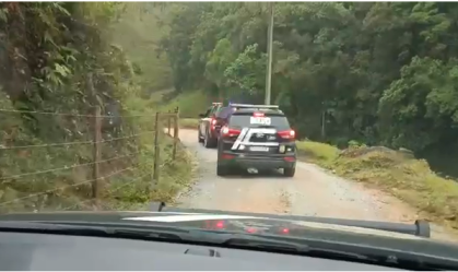 Viaturas da Polícia Civil a caminho de local onde havia encontros de cunho neonazista