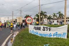 Um grupo de caminhoneiros favoráveis ao presidente Jair Bolsonaro inicia uma paralisação e bloqueio na Rodovia Leonor Mendes de Barrros, SP-333 e Rodovia Tranbrasiliana, BR-153 na altura da cidade de Marília, região centro-oeste do estado São Paulo.