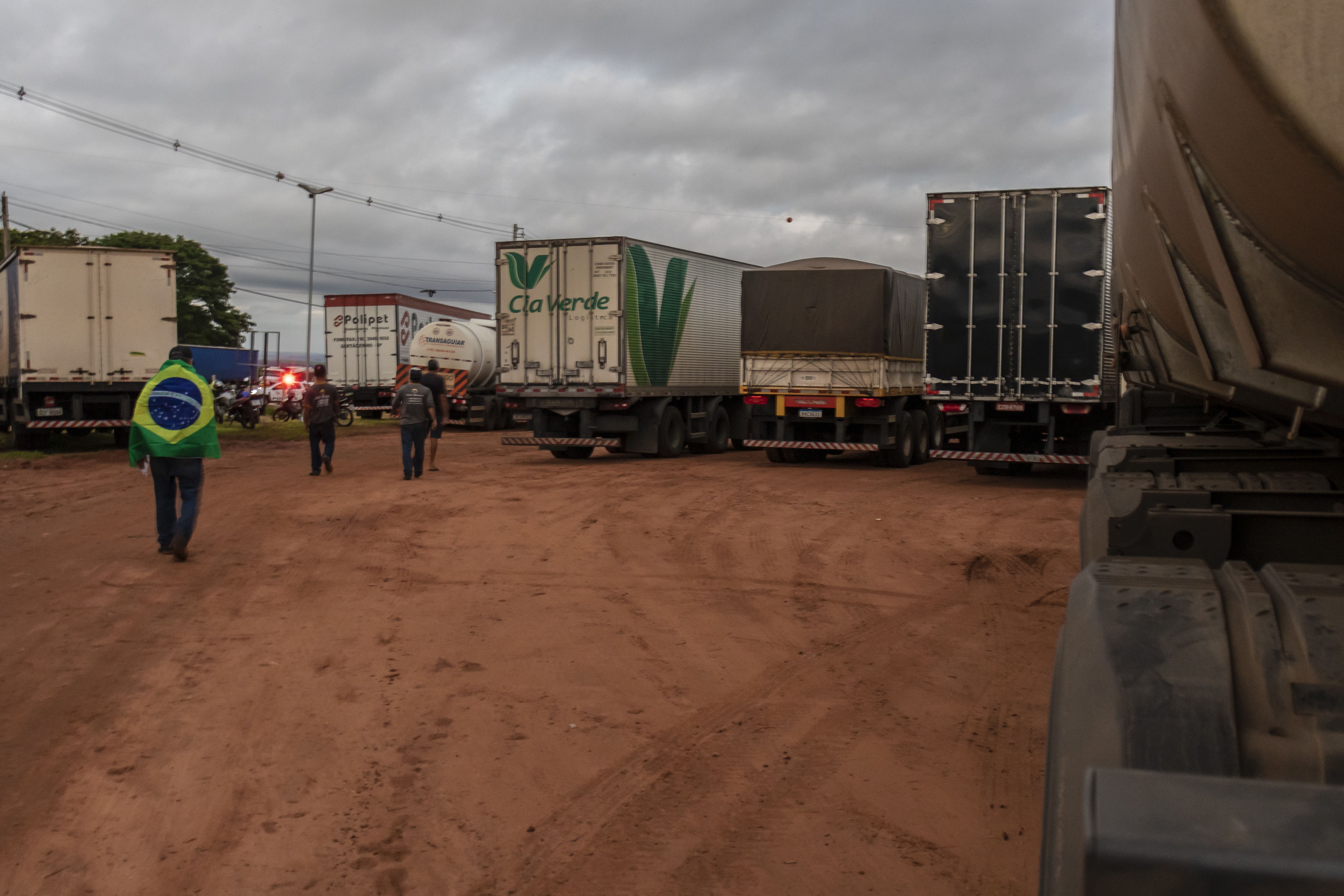 Um grupo de caminhoneiros favoráveis ao presidente Jair Bolsonaro inicia uma paralisação e bloqueio na Rodovia Leonor Mendes de Barrros, SP-333 e Rodovia Tranbrasiliana, BR-153 na altura da cidade de Marília, região centro-oeste do estado São Paulo.