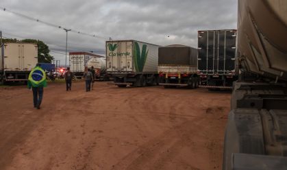 Um grupo de caminhoneiros favoráveis ao presidente Jair Bolsonaro inicia uma paralisação e bloqueio na Rodovia Leonor Mendes de Barrros, SP-333 e Rodovia Tranbrasiliana, BR-153 na altura da cidade de Marília, região centro-oeste do estado São Paulo.