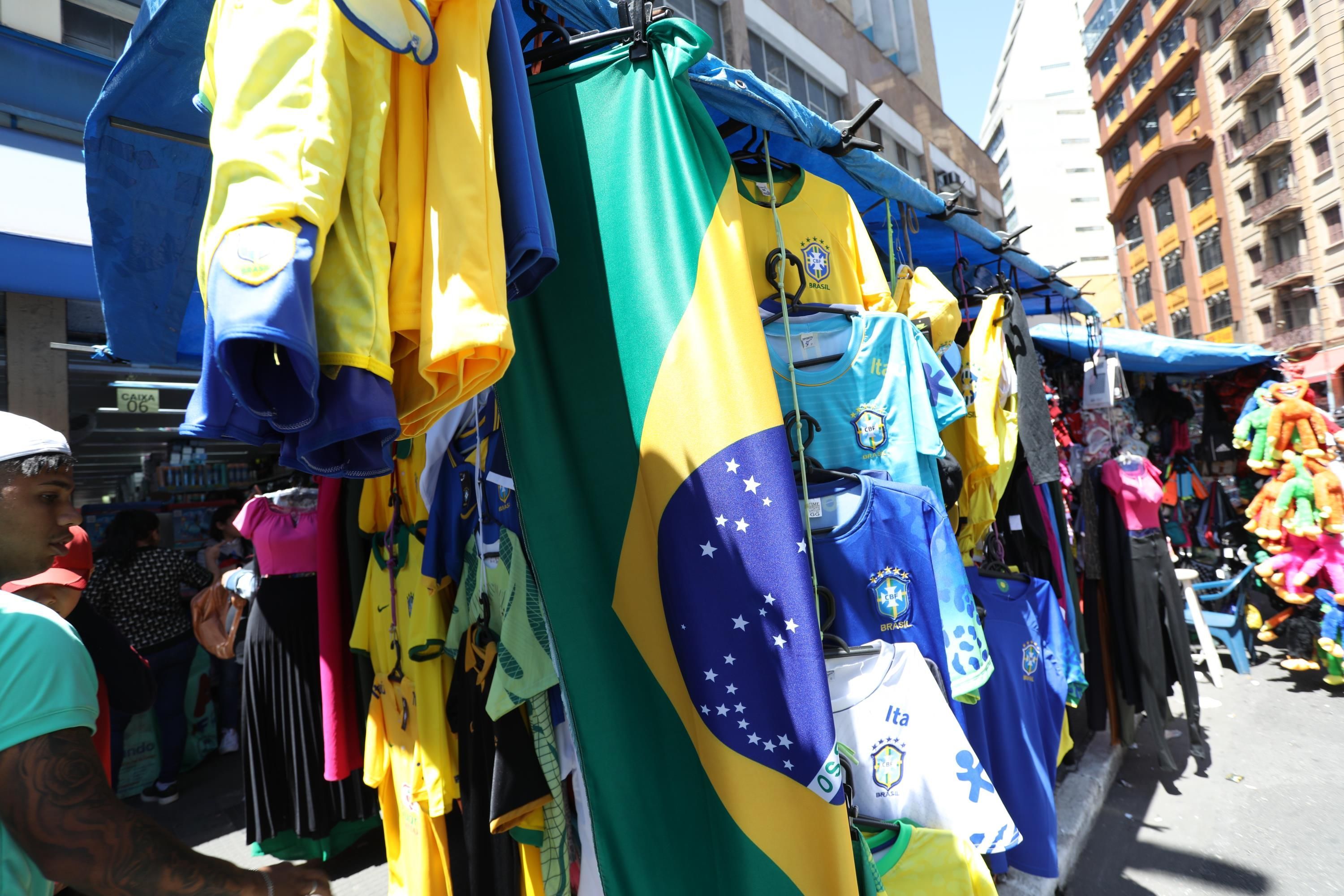 Venda de itens relacionados à Copa do Mundo no Centro de São Paulo