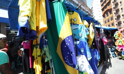Venda de itens relacionados à Copa do Mundo no Centro de São Paulo