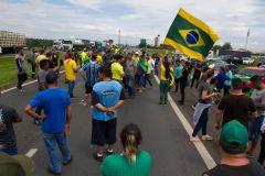 Caminhoneiros bloqueiam os dois sentidos da Rodovia Anhanguera no trecho de Limeira (SP)
