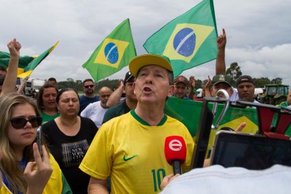 Caminhoneiros bloqueiam os dois sentidos da Rodovia Anhanguera no trecho de Limeira (SP)