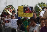 Homenagens de fãs e adeus de amigos marcam despedida à cantora Gal Costa em SP