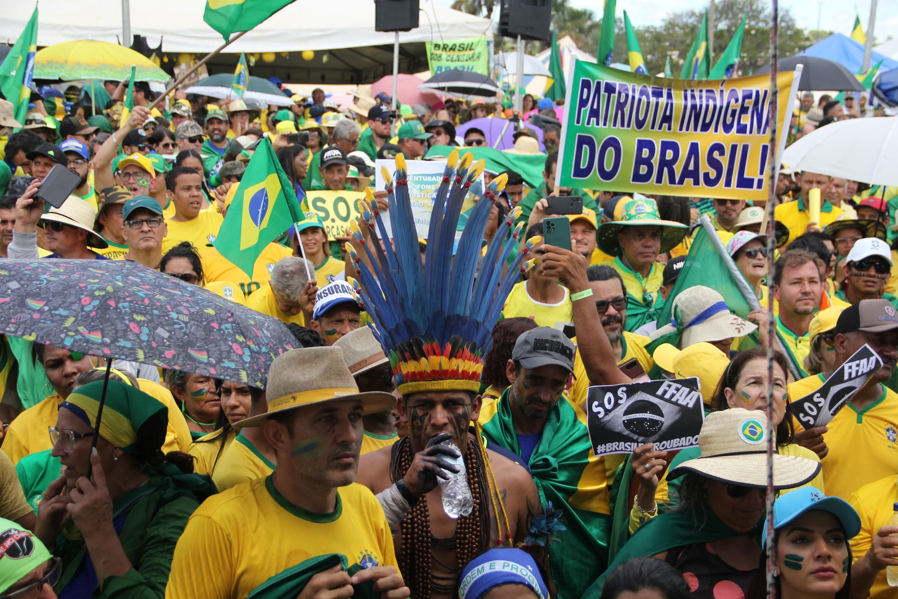 Manifestantes participam de ato pedindo golpe militar em Brasília, nesta terça-feira (15)