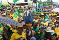 Manifestantes pedem intervenção militar em SP e DF