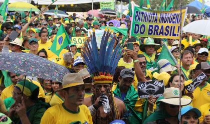 Manifestantes pedem intervenção militar em SP e DF