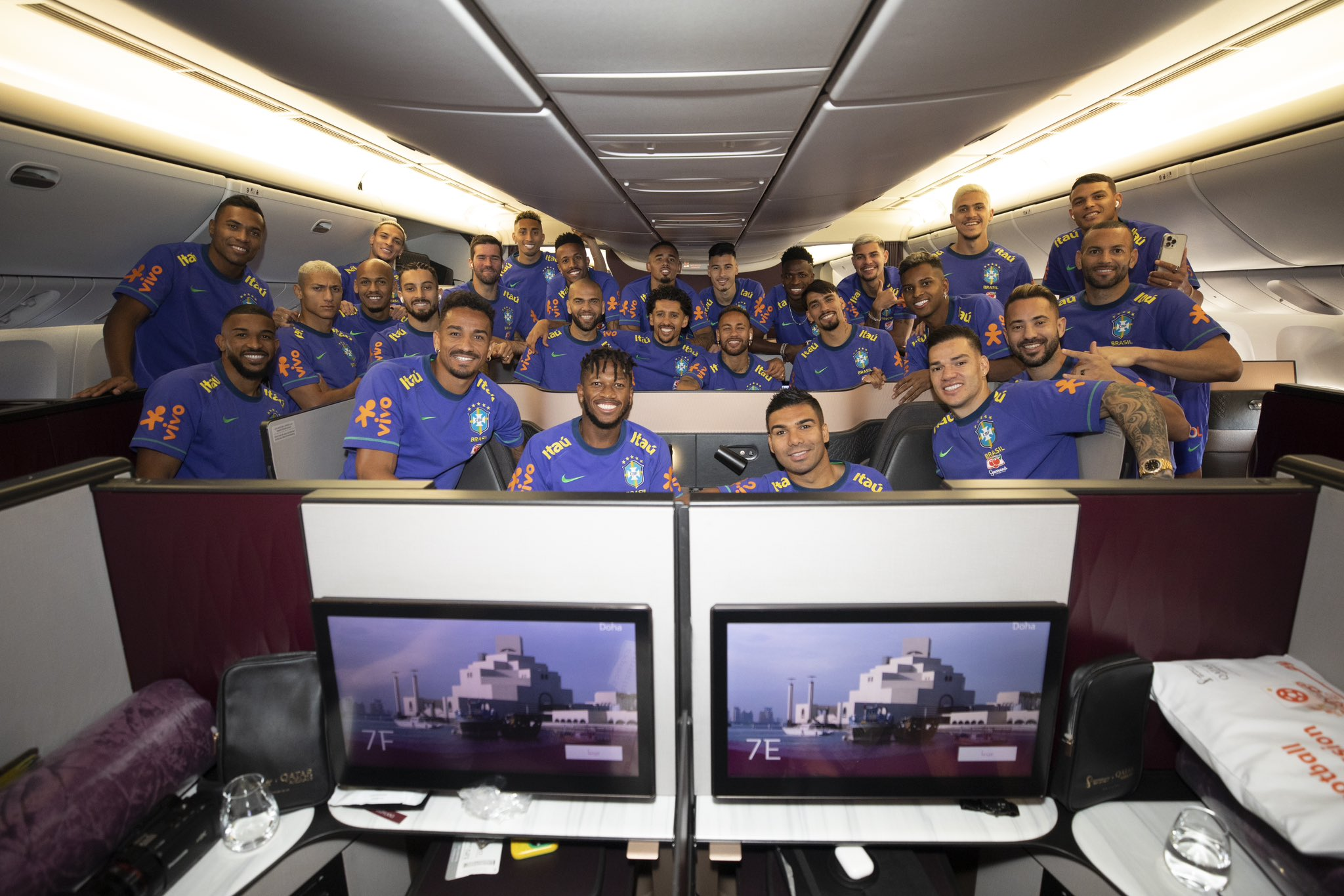 Vini Jr. publica foto da Seleção Brasileira em avião rumo ao Catar