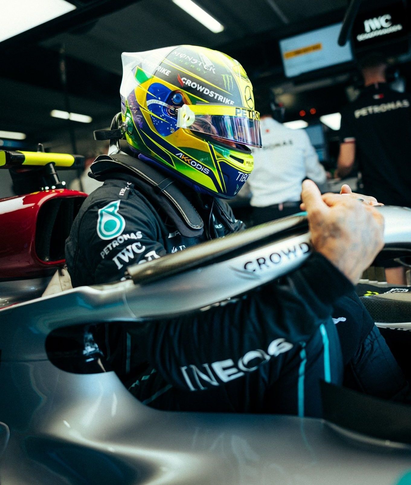 Lewis Hamilton utiliza capacete personalizado com a bandeira do Brasil no treino livre para o GP de Interlagos (11/11/2022) / Reprodução/Twitter