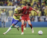 Richarlison disputa bola contra Veljkovic em partida entre Brasil e Sérvia pela Copa do Mundo no Catar