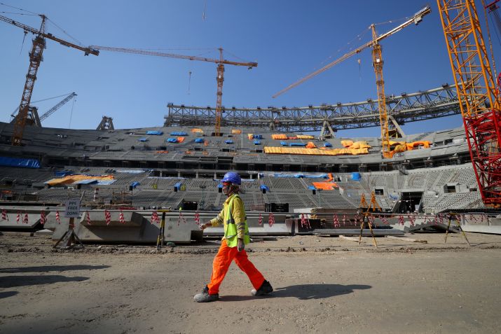 Trabalhador trabalhando no interior do Estádio Lusail / Photo by Francois Nel/Getty Images