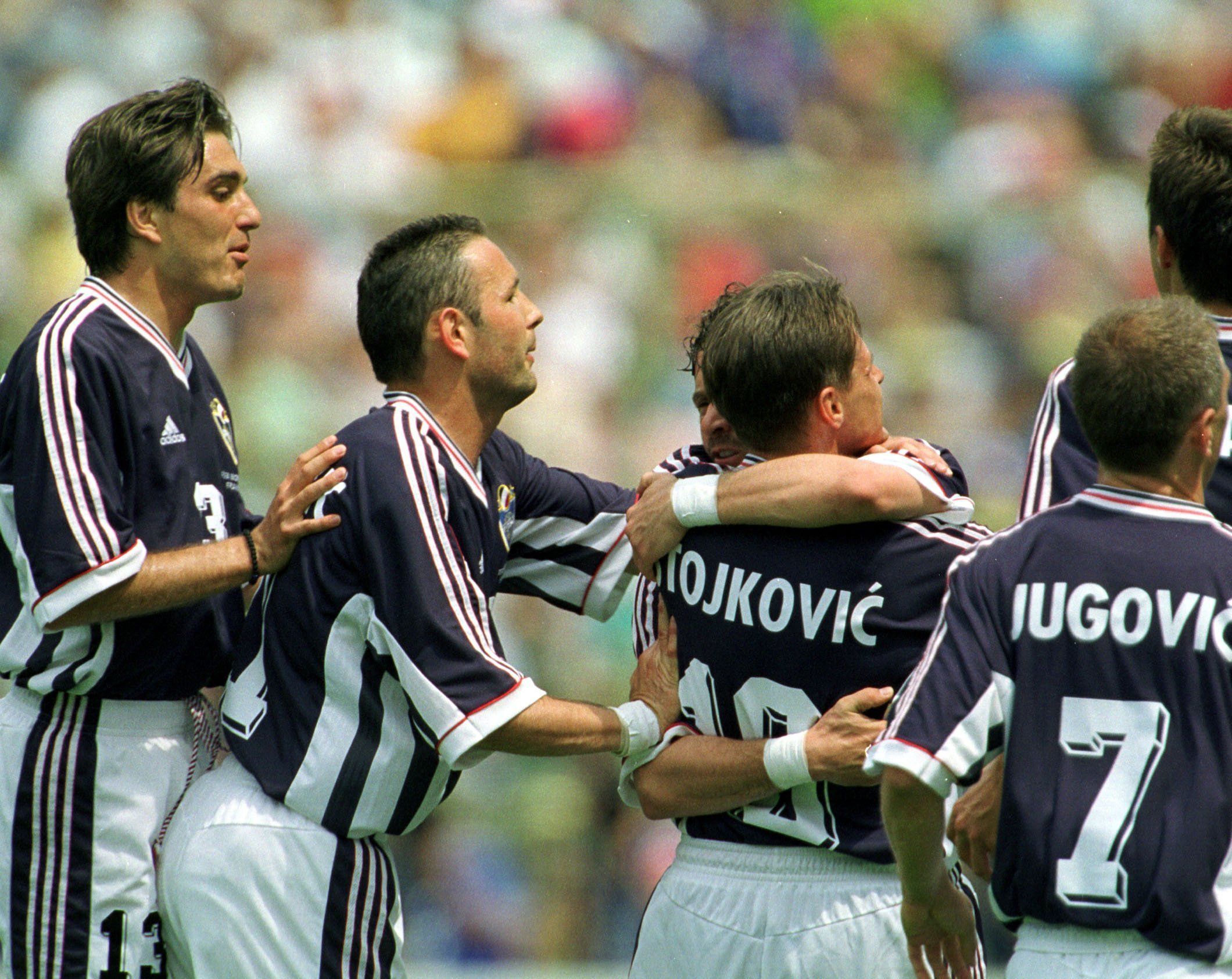 Os jogadores da Iugoslávia comemoram a vantagem de 1 a 0 contra a Alemanha na Copa de 1998 • Getty Images