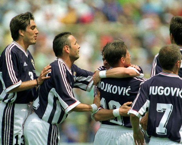 Os jogadores da Iugoslávia comemoram a vantagem de 1 a 0 contra a Alemanha na Copa de 1998 • Getty Images